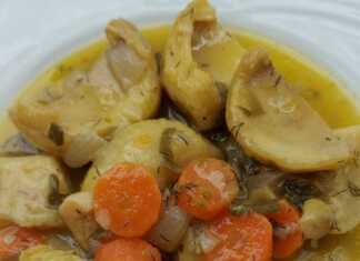 Ένα πιάτο με λαχταριστές αγκινάρες λαδερές, πατάτες και καρότα, σερβιρισμένο με φρέσκο άνηθο.