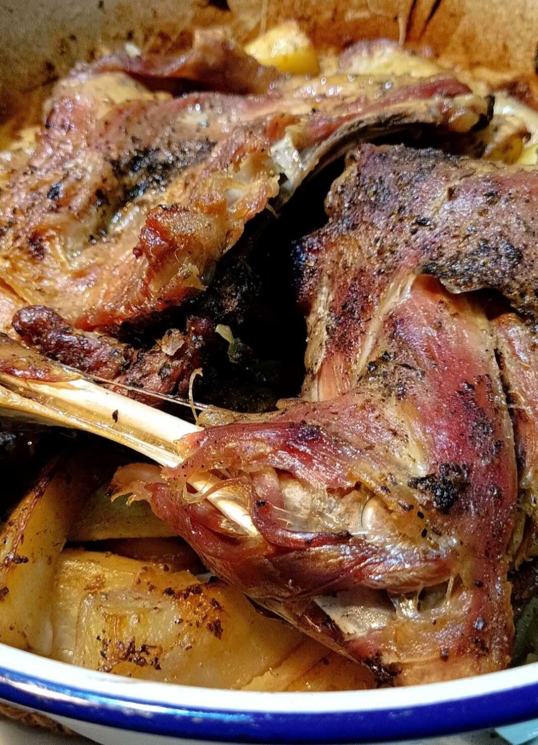 Ένα ζουμερό κομμάτι αρνιού με τραγανή πέτσα και χρυσαφένιες πατάτες στο φούρνο