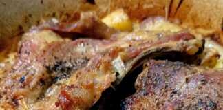 Ένα ζουμερό κομμάτι αρνιού με τραγανή πέτσα και χρυσαφένιες πατάτες στο φούρνο