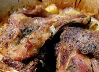 Ένα ζουμερό κομμάτι αρνιού με τραγανή πέτσα και χρυσαφένιες πατάτες στο φούρνο