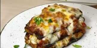 Φωτογραφία με στρώσεις μελιτζάνας, κιμά και λιωμένη μοτσαρέλα.