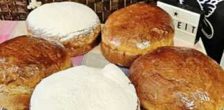 Παραδοσιακή Αρτοκλασία για 5 Άρτους στο Α.Εφραίμ Μυτιλήνης Πέντε στρογγυλοί, χρυσαφένιοι άρτοι αρτοκλασίας πασπαλισμένοι με άχνη ζάχαρη.