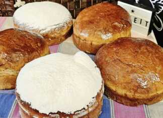 Πέντε στρογγυλοί, χρυσαφένιοι άρτοι αρτοκλασίας πασπαλισμένοι με άχνη ζάχαρη.