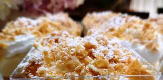 Ατομικό μιλφέιγ σε ποτήρι με στρώσεις κρέμας, θρυμματισμένων μπισκότων και σαντιγί, πασπαλισμένο με άχνη ζάχαρη.