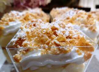 Ατομικό μιλφέιγ σε ποτήρι ή μπολ, με στρώσεις κρέμας, θρυμματισμένα σφολιατίνια και μια στρώση σαντιγί πασπαλισμένη με άχνη ζάχαρη.