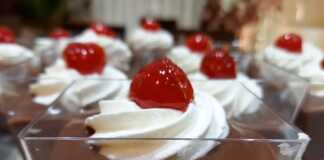 Ατομικά προφιτερόλ σε ποτήρια με στρώσεις σαντιγί, κρουασανάκια, κρέμα σοκολάτας και ένα κερασάκι στην κορυφή.