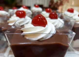 Ατομικά προφιτερόλ σε ποτήρια με στρώσεις σαντιγί, κρουασανάκια, κρέμα σοκολάτας και ένα κερασάκι στην κορυφή.