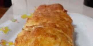 Αυγοφέτες με ψωμί του τοστ, γεμιστές με ζαμπόν και τυρί, ψημένες σε φόρμα κέικ.