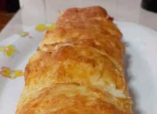 Αυγοφέτες με ψωμί του τοστ, γεμιστές με ζαμπόν και τυρί, ψημένες σε φόρμα κέικ.