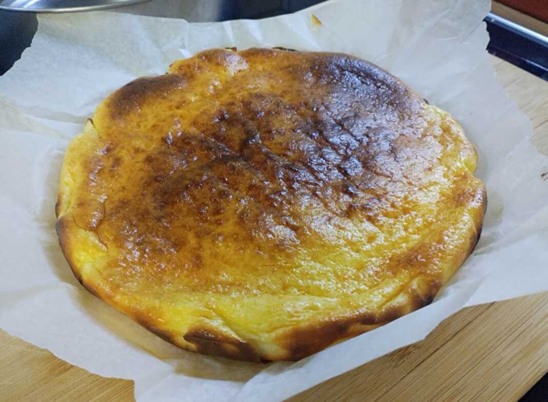 cheesecake φούρνου Σπιτικό cheesecake φούρνου με σκούρα καραμελωμένη επιφάνεια.