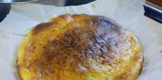 Cheecake Φούρνου με 3 Υλικά Σπιτικό cheesecake φούρνου με σκούρα καραμελωμένη επιφάνεια.