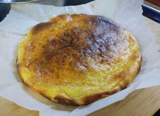 Σπιτικό cheesecake φούρνου με σκούρα καραμελωμένη επιφάνεια.