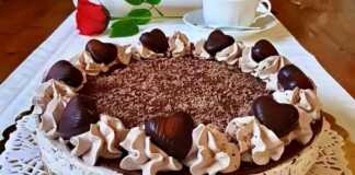 Ένα λαχταριστό cheesecake Bailey's με γκανάζ σοκολάτας και γαρνιρισμένο με σαντιγί και τριμμένη σοκολάτα, έτοιμο για τη Γιορτή της Μητέρας.