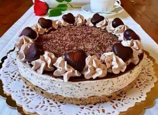 Ένα λαχταριστό cheesecake Bailey's με γκανάζ σοκολάτας και γαρνιρισμένο με σαντιγί και τριμμένη σοκολάτα, έτοιμο για τη Γιορτή της Μητέρας.