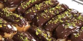 Σπιτικά εκλέρ γεμισμένα με κρέμα και καλυμμένα με σοκολάτα.