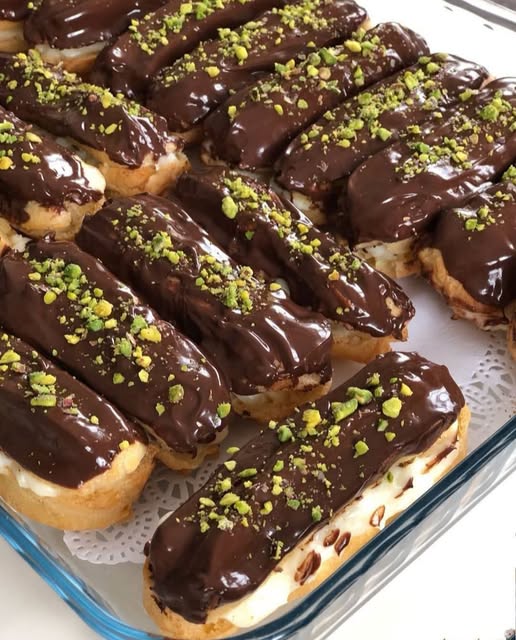 ekler_lop Σπιτικά εκλέρ γεμισμένα με κρέμα και καλυμμένα με σοκολάτα.