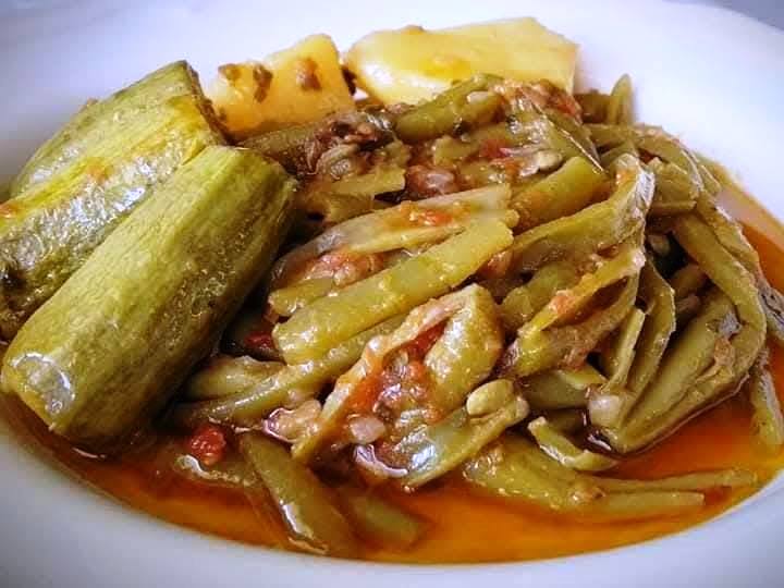 fasolakia-ladera Ένα πιάτο με φρέσκα φασολάκια, πατάτες και κολοκυθάκια σιγομαγειρεμένα σε κόκκινη σάλτσα, γαρνιρισμένο με φρέσκο ελαιόλαδο και φέτα.