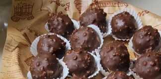 Σπιτικά Ferrero Rocher καλυμμένα με λιωμένη σοκολάτα αναμεμειγμένη με ψιλοκομμένα φουντούκια.