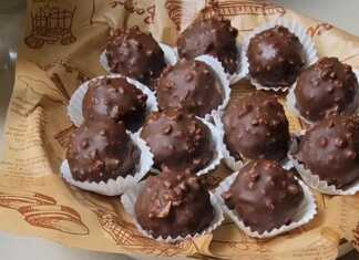 Σπιτικά Ferrero Rocher καλυμμένα με λιωμένη σοκολάτα αναμεμειγμένη με ψιλοκομμένα φουντούκια.