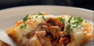 Οι πιο νόστιμες γεμιστές κρέπες με κοτόπουλο και μπεσαμέλ Γεμιστές κρέπες με κοτόπουλο και μπεσαμέλ, έτοιμες για σερβίρισμα, με χρυσαφένια κρούστα τυριού.