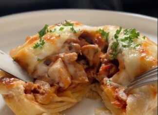 Γεμιστές κρέπες στο πυρίμαχο σκεύος καλυμμένες με κρεμώδη μπεσαμέλ και χρυσαφένια κρούστα από λιωμένο κίτρινο τυρί