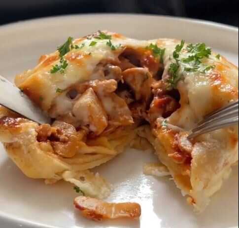 Γεμιστές κρέπες στο πυρίμαχο σκεύος καλυμμένες με κρεμώδη μπεσαμέλ και χρυσαφένια κρούστα από λιωμένο κίτρινο τυρί