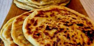 Ζεστοί, χρυσαφένιοι γκιουζλεμέδες γεμιστοί με φέτα και μυζήθρα σε ένα ταψί.