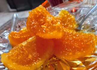 Γλυκό κουταλιού πορτοκάλι σε ένα γυάλινο μπολ, με κομμάτια πορτοκαλιού να γυαλίζουν στο σιρόπι.