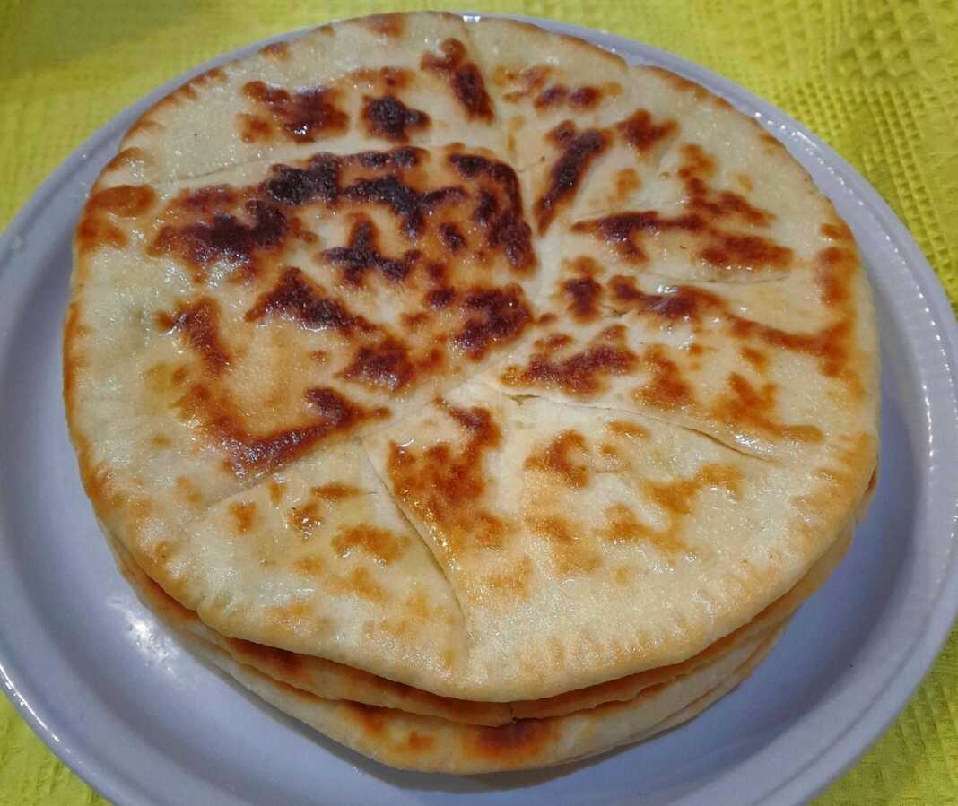 hatcupouri Ζεστά, χρυσαφένια χατσαπούρι που ψήνονται σε τηγάνι.