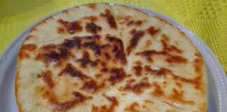 Ζεστά, χρυσαφένια χατσαπούρι που ψήνονται σε τηγάνι.