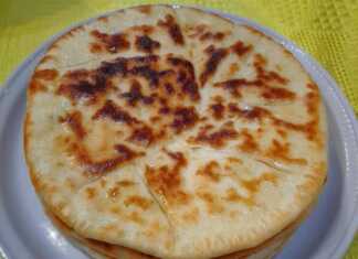 Ζεστά, χρυσαφένια χατσαπούρι που ψήνονται σε τηγάνι.