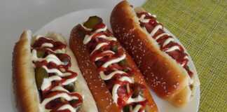 Δέκα χρυσαφένια σπιτικά ψωμάκια για χοτ ντογκ με λουκάνικο