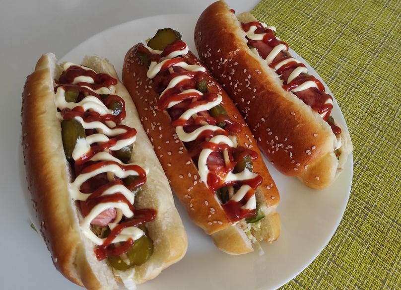 hot dog1 Δέκα χρυσαφένια σπιτικά ψωμάκια για χοτ ντογκ με λουκάνικο