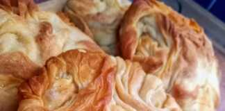 Ζεστές κασερόπιτες με χρυσαφένιο φύλλο σε ένα πιάτο.