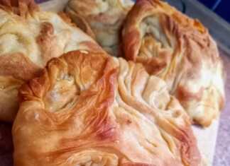 Ζεστές κασερόπιτες με χρυσαφένιο φύλλο σε ένα πιάτο.