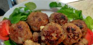 Πιάτο με ζουμερούς κεφτέδες, με κάποιους να έχουν ετικέτα "φέτα" και άλλους "γκούντα".