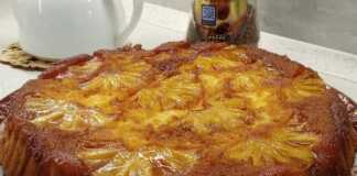 Αναποδογυριστό κέικ ανανά με καραμελωμένους δαχτυλίδια ανανά στην κορυφή.