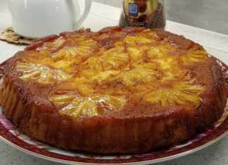 Αναποδογυριστό κέικ ανανά με καραμελωμένους δαχτυλίδια ανανά στην κορυφή.