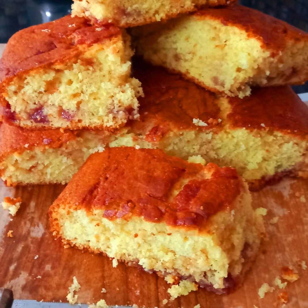 Σπιτικό κέικ με μαρμελάδα φράουλα, μόλις βγήκε από τον φούρνο, με λαχταριστή εμφάνιση