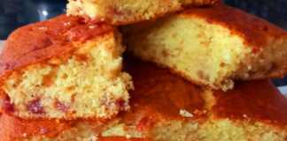 Σπιτικό κέικ με μαρμελάδα φράουλα, μόλις βγήκε από τον φούρνο, με λαχταριστή εμφάνιση