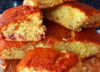 Σπιτικό κέικ με μαρμελάδα φράουλα, μόλις βγήκε από τον φούρνο, με λαχταριστή εμφάνιση