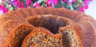 Ένα κομμάτι κέικ καρότου με καρύδια, πασπαλισμένο προαιρετικά με ζάχαρη