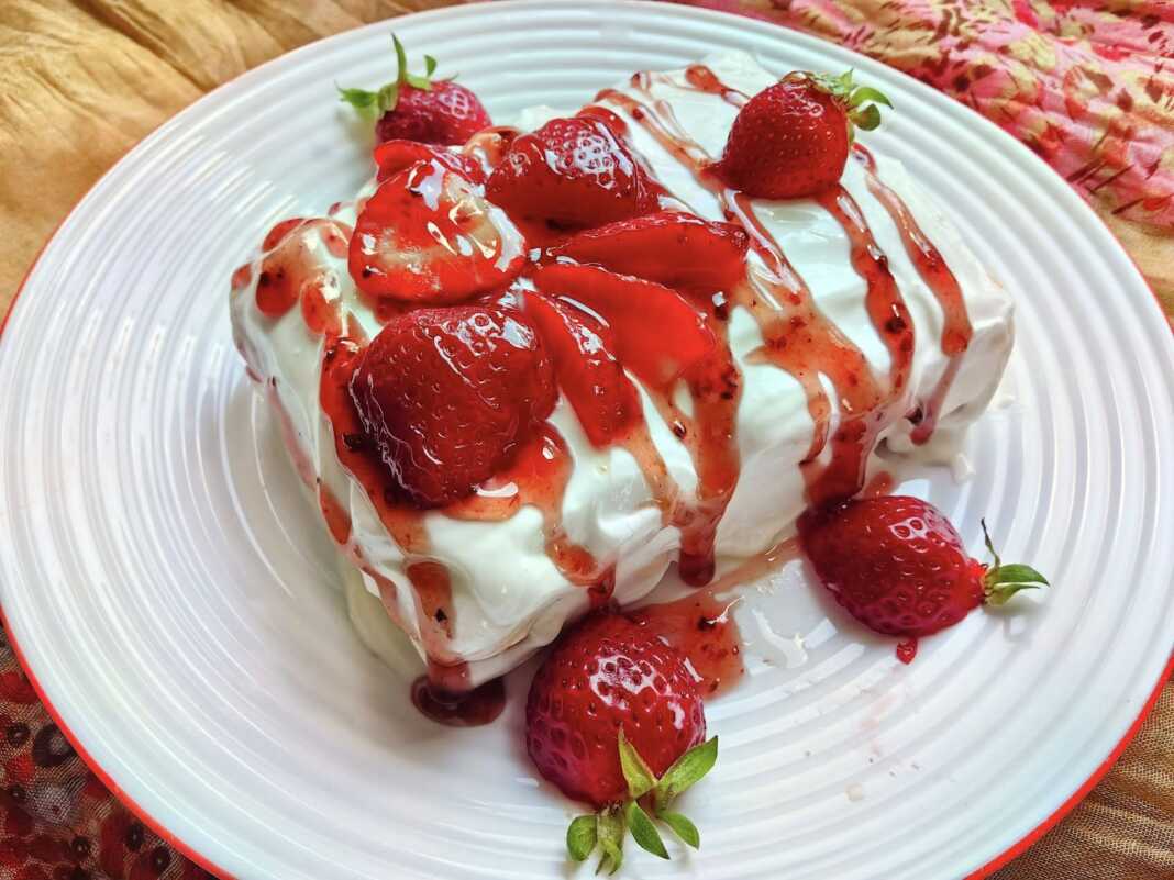 keik santigi giaourti fraoula Γλυκό με στρώσεις από ζουμερές φράουλες και λευκή, αφράτη σαντιγί γιαουρτιού σε ένα γυάλινο μπολ.