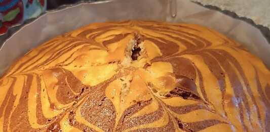 Σπιτικό κέικ ζέβρα με χαρακτηριστικά ασπρόμαυρα σχέδια.