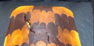 Οικονομικό Κέικ Χωρίς Αυγά Σπιτικό, μαρμάρινο κέικ χωρίς αυγά, με εναλλασσόμενες στρώσεις λευκής και σοκολατένιας ζύμης.