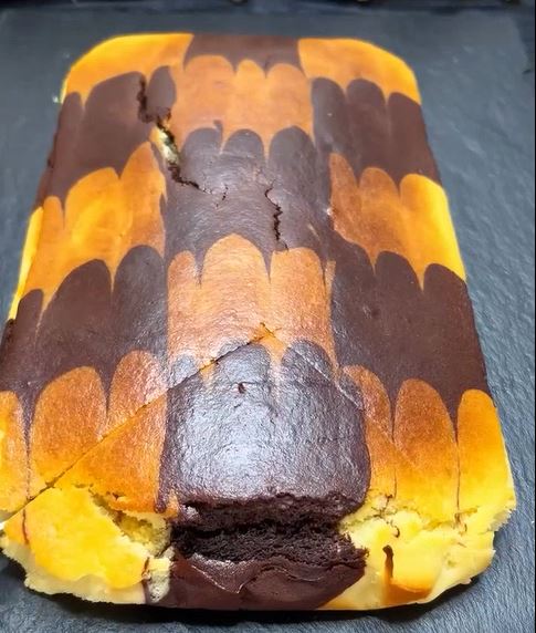 keik xoris avga Σπιτικό, μαρμάρινο κέικ χωρίς αυγά, με εναλλασσόμενες στρώσεις λευκής και σοκολατένιας ζύμης.