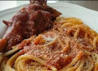 Μια πιατέλα με χοντρά μακαρόνια νούμερο 2 περιχυμένα με πλούσια κόκκινη σάλτσα και κομμάτια σιγομαγειρεμένου κόκορα