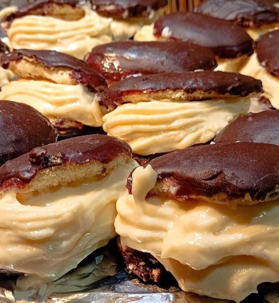 kokakia sintagi Πιατέλα με σπιτικά κοκάκια, με εμφανή τα σαβαγιάρ βουτηγμένα στην σοκολάτα και γεμισμένα με κρέμα.