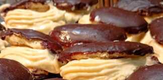 Κοκάκια…με την αγαπημένη μου συνταγή! Πιατέλα με σπιτικά κοκάκια, με εμφανή τα σαβαγιάρ βουτηγμένα στην σοκολάτα και γεμισμένα με κρέμα.