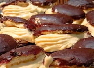 Πιατέλα με σπιτικά κοκάκια, με εμφανή τα σαβαγιάρ βουτηγμένα στην σοκολάτα και γεμισμένα με κρέμα.